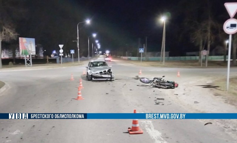 В Брестской области 16-летний юноша катал на мотоцикле 15-летнюю подругу. В них врезался BMW В Брестской области 16-летний юноша катал на мотоцикле 15-летнюю подругу. В них врезался BMW