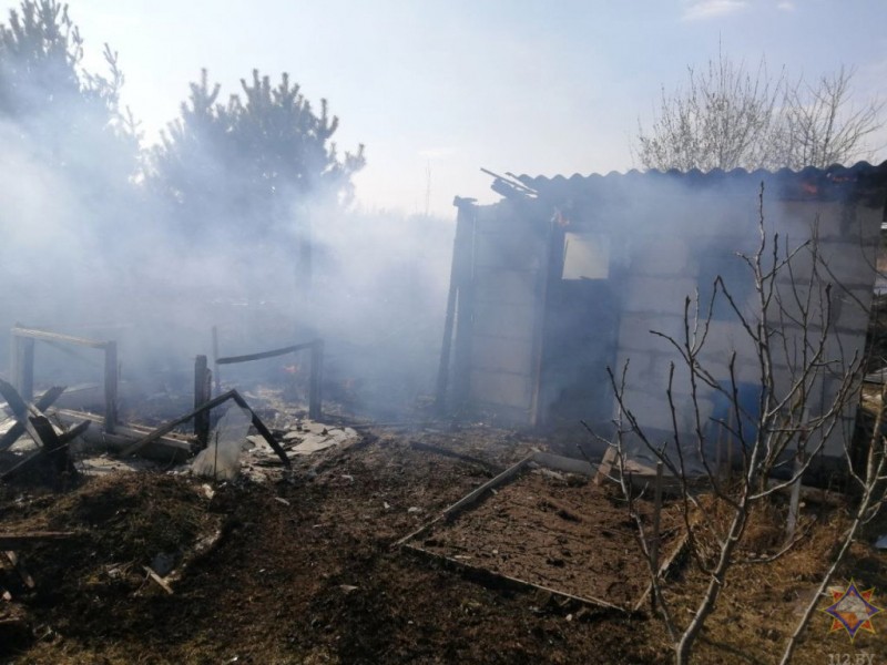 Пожар в Ляховичах: ветер разнес огонь, повредив постройки в садовом товариществе Пожар в Ляховичах: ветер разнес огонь, повредив постройки в садовом товариществе