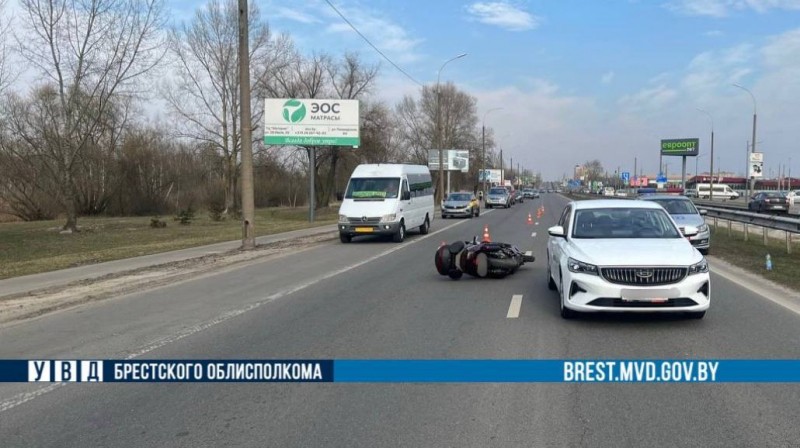 В Бресте мотоцикл Honda столкнулся с автомобилем Geely В Бресте мотоцикл Honda столкнулся с автомобилем Geely
