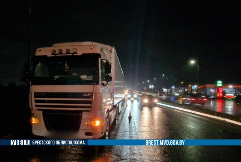ДТП на Варшавском шоссе в Бресте: грузовик столкнулся с автомобилем Ford
