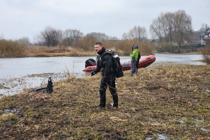 Белорус прогрел машину и потерял её — она оказалась в реке Белорус прогрел машину и потерял её — она оказалась в реке