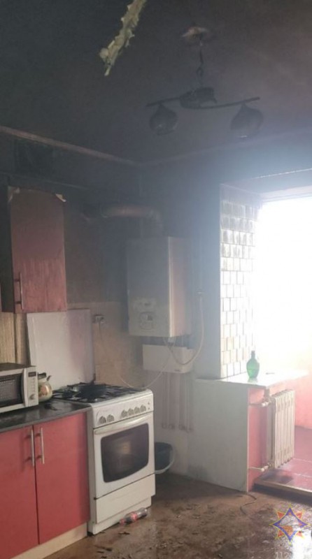 Работники МЧС спасли мужчину на пожаре в Брестском районе — видео и подробности