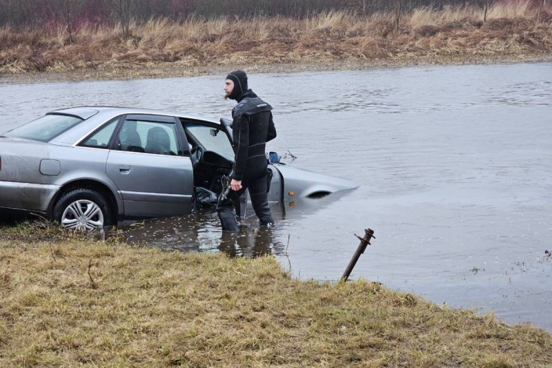 Белорус прогрел машину и потерял её — она оказалась в реке Белорус прогрел машину и потерял её — она оказалась в реке