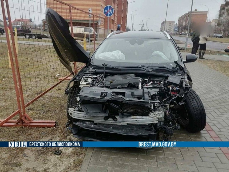 В Столине Mercedes столкнулся с Renault на перекрестке В Столине Mercedes столкнулся с Renault на перекрестке