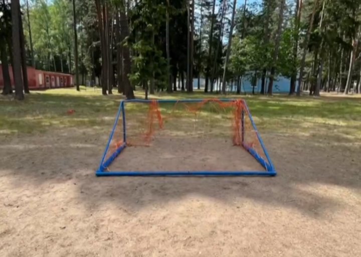 В Беларуси на ребенка упали футбольные ворота. Мать добилась компенсации в 25 000 рублей В Беларуси на ребенка упали футбольные ворота. Мать добилась компенсации в 25 000 рублей