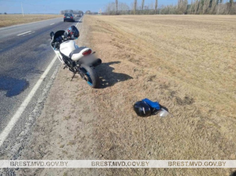 Брестчанка на мотоцикле Kawasaki попала в ДТП