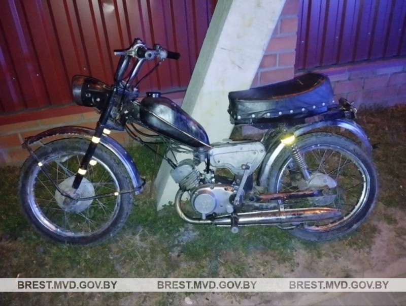 13-летний подросток на мопеде столкнулся с автомобилем в Столинском районе: водитель ВАЗ скрылся с места ДТП