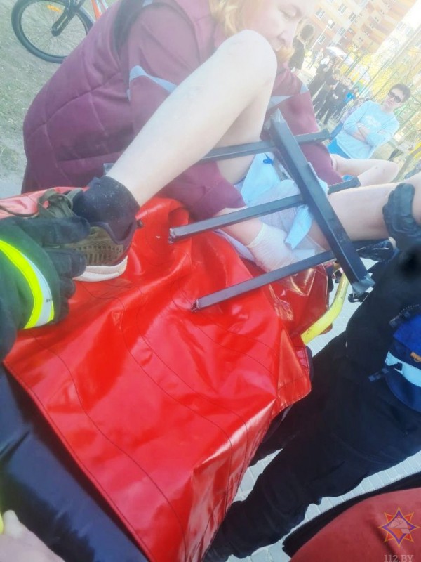 В Бресте мальчик напоролся ногой на металлический забор — видео