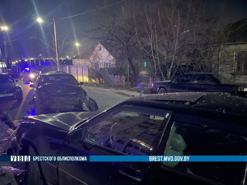 В Бресте пьяный водитель врезался в припаркованные автомобили. Подробности ДТП В Бресте пьяный водитель врезался в припаркованные автомобили. Подробности ДТП