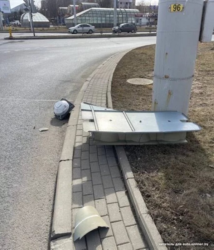 В Беларуси светофор упал на машину. Специалисты рассказали, как возместить ущерб