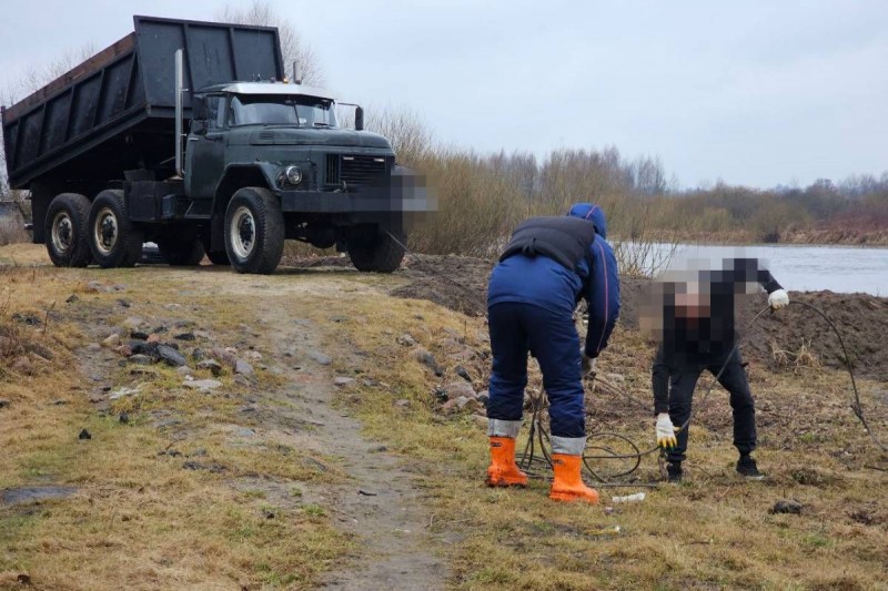 Белорус прогрел машину и потерял её — она оказалась в реке Белорус прогрел машину и потерял её — она оказалась в реке