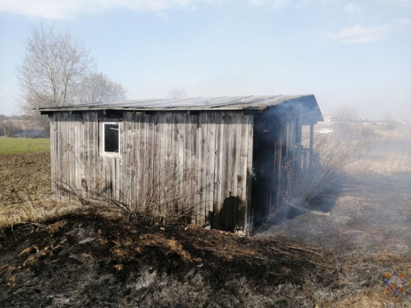 Пожар в Ляховичах: ветер разнес огонь, повредив постройки в садовом товариществе Пожар в Ляховичах: ветер разнес огонь, повредив постройки в садовом товариществе