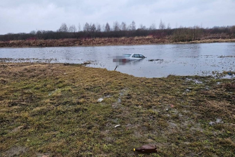 Белорус прогрел машину и потерял её — она оказалась в реке Белорус прогрел машину и потерял её — она оказалась в реке