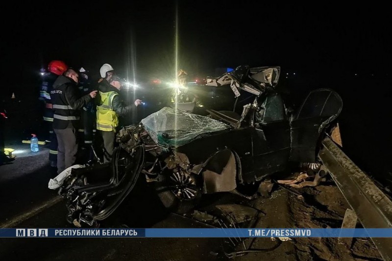 Два человека погибли в лобовом столкновении BMW и грузовика на трассе М-1