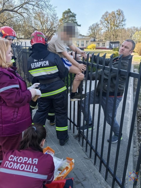 В Бресте мальчик напоролся ногой на металлический забор — видео