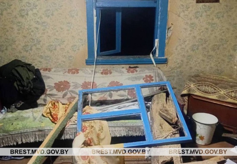 В Ивацевичском районе мужчина в состоянии опьянения бросил лавку в окно и ударил односельчанина В Ивацевичском районе мужчина в состоянии опьянения бросил лавку в окно и ударил односельчанина