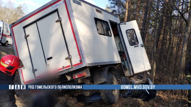 Трагедия на трассе М-10: водитель ВАЗ погиб в результате аварии