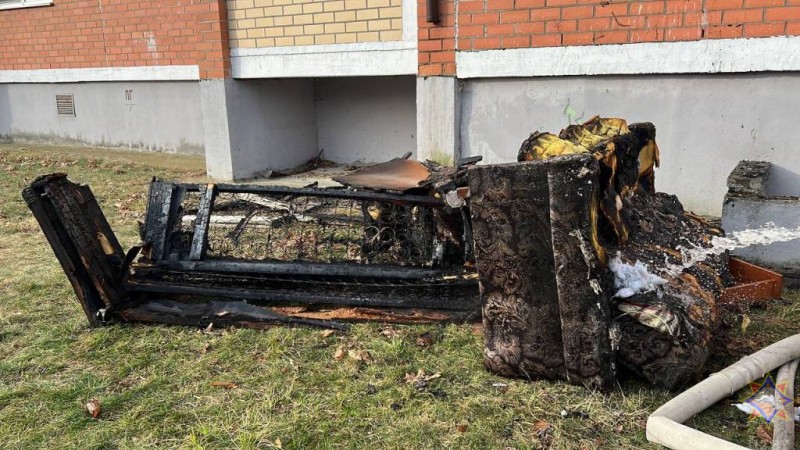 Работники МЧС спасли мужчину на пожаре в Брестском районе — видео и подробности