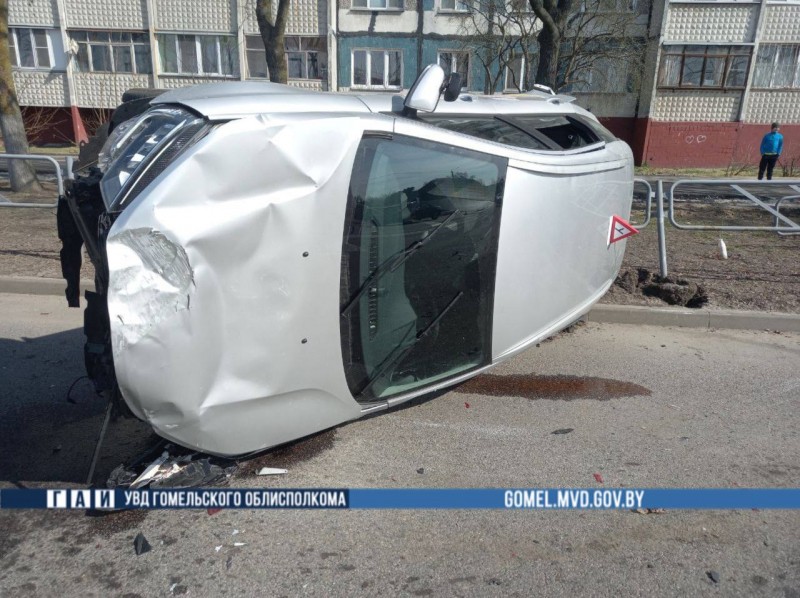 Учебный автомобиль перевернулся в Гомеле. Как это произошло?