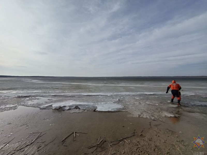 Спасение на льду: посмотрите видео, как МЧС вытащили рыбака в Брестской области Спасение на льду: посмотрите видео, как МЧС вытащили рыбака в Брестской области