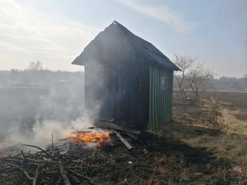 Пожар в Ляховичах: ветер разнес огонь, повредив постройки в садовом товариществе Пожар в Ляховичах: ветер разнес огонь, повредив постройки в садовом товариществе