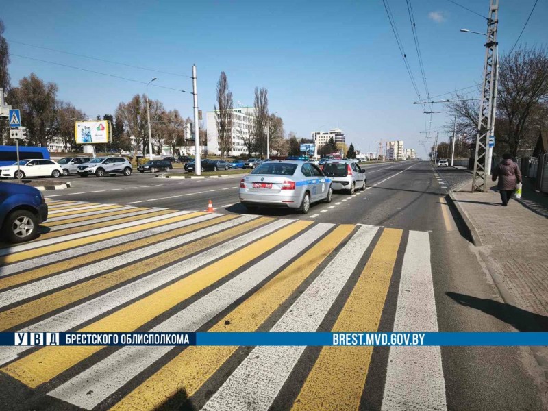 В Бресте 82-летняя водитель проехала на красный и сбила женщину