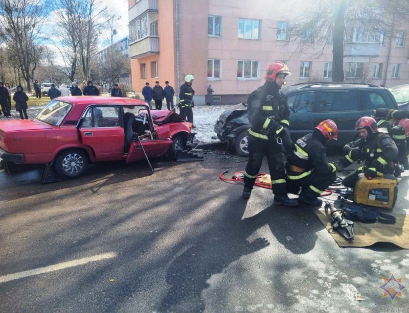 Жесткое ДТП в Барановичах: видео, как работники МЧС спасали пассажира автомобиля