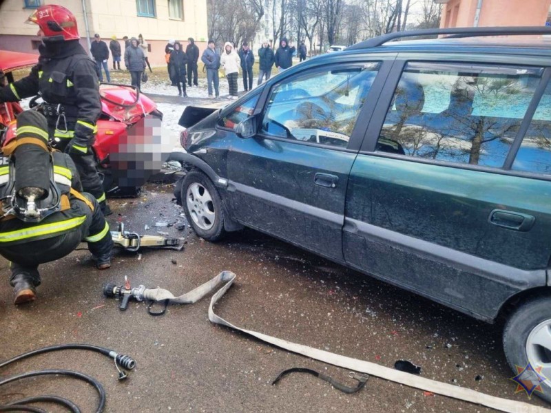 Жесткое ДТП в Барановичах: видео, как работники МЧС спасали пассажира автомобиля