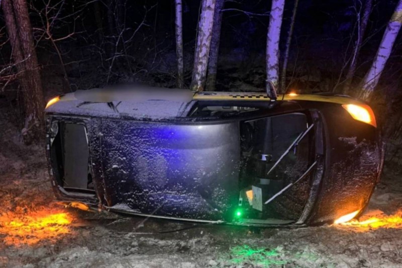 Пассажир такси на ходу выхватила руль и спровоцировала аварию — видео