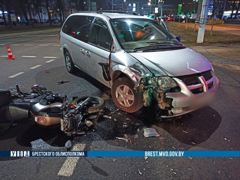 В центре Бреста мотоциклист попал в серьёзное ДТП В центре Бреста мотоциклист попал в серьёзное ДТП