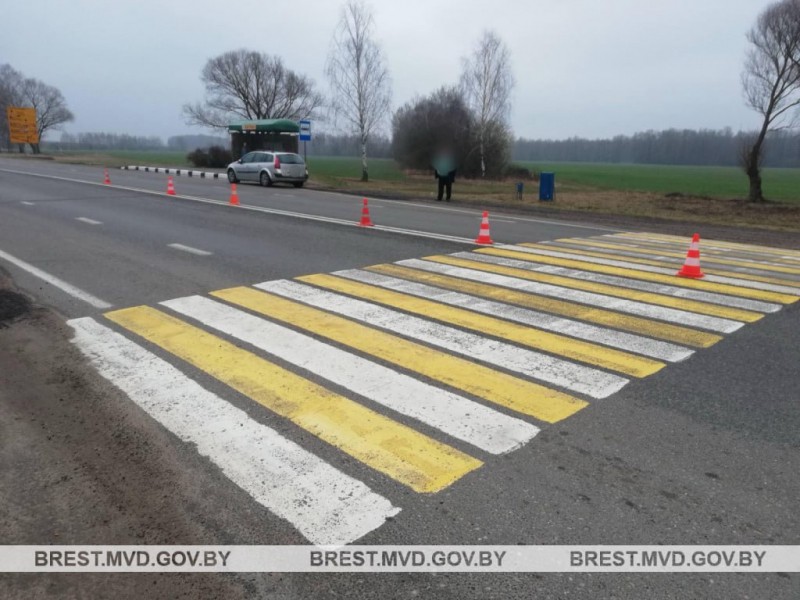 Под Кобрином автомобиль сбил женщину на пешеходном переходе Под Кобрином автомобиль сбил женщину на пешеходном переходе