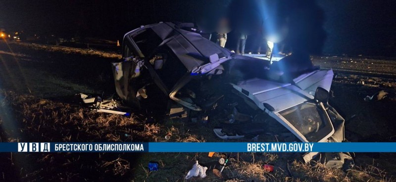 Жесткое ДТП в Пружанском районе: водитель фуры уснул за рулём и врезался в микроавтобус