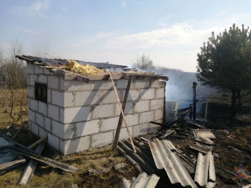 Пожар в Ляховичах: ветер разнес огонь, повредив постройки в садовом товариществе Пожар в Ляховичах: ветер разнес огонь, повредив постройки в садовом товариществе