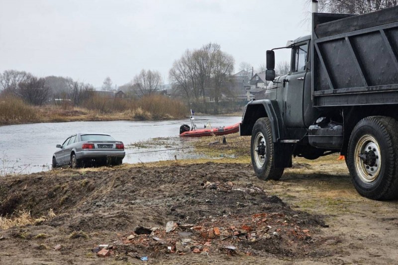 Белорус прогрел машину и потерял её — она оказалась в реке Белорус прогрел машину и потерял её — она оказалась в реке