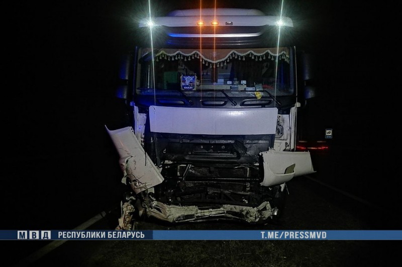 Два человека погибли в лобовом столкновении BMW и грузовика на трассе М-1