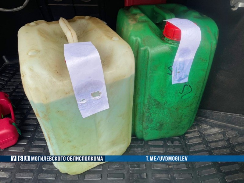 Отец вместе с сыном слил 540 литров дизтоплива Отец вместе с сыном слил 540 литров дизтоплива