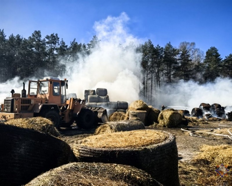 Крупный пожар соломы в Каменецком районе: сгорело 9,5 тонн
