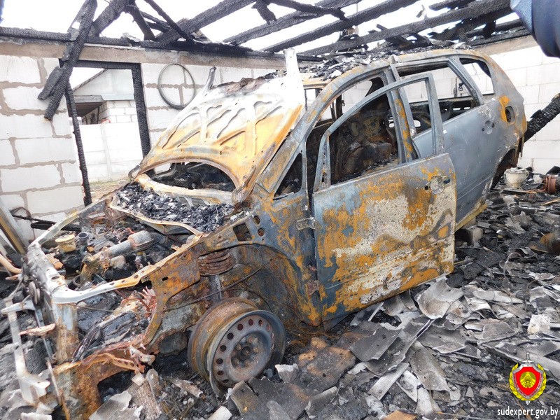 В Пружанах в гаражном «сервисе» сгорела машина заказчика В Пружанах в гаражном «сервисе» сгорела машина заказчика
