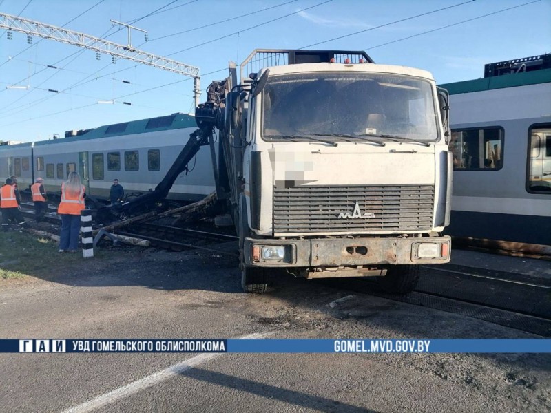 В Беларуси поезд протаранил заглохший лесовоз на переезде В Беларуси поезд протаранил заглохший лесовоз на переезде