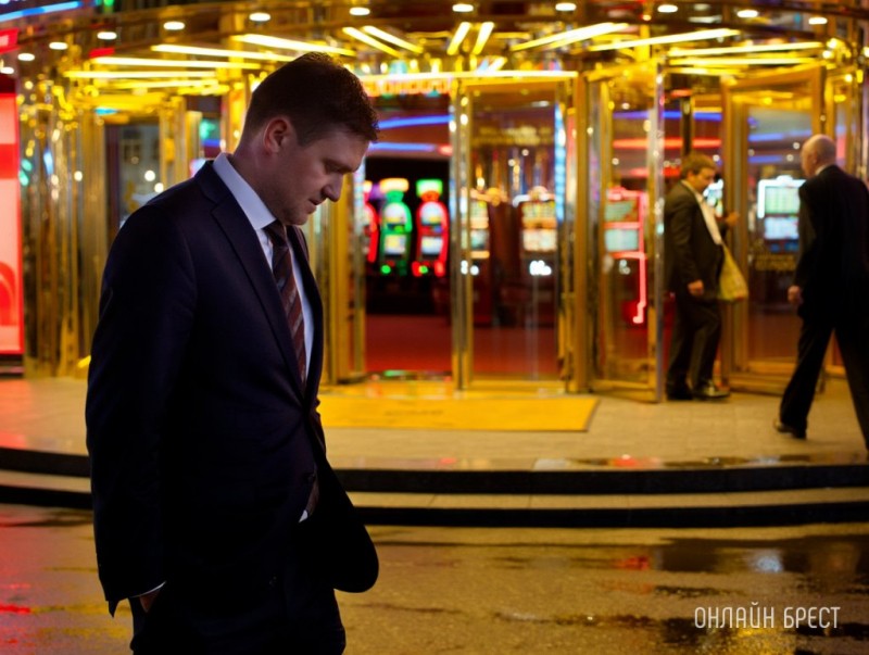 Белорус занял у друзей 2 миллиона рублей и проиграл их в казино Белорус занял у друзей 2 миллиона рублей и проиграл их в казино