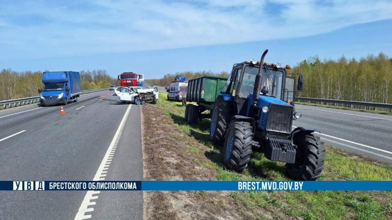 На трассе М1 под Кобрином иномарка столкнулась с трактором: трое госпитализированы На трассе М1 под Кобрином иномарка столкнулась с трактором: трое госпитализированы