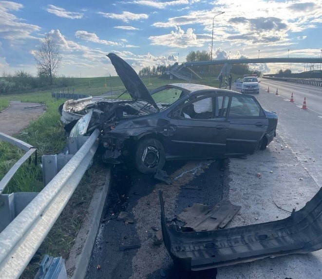 В Беларуси автомобиль буквально взлетел над трассой — видео В Беларуси автомобиль буквально взлетел над трассой — видео