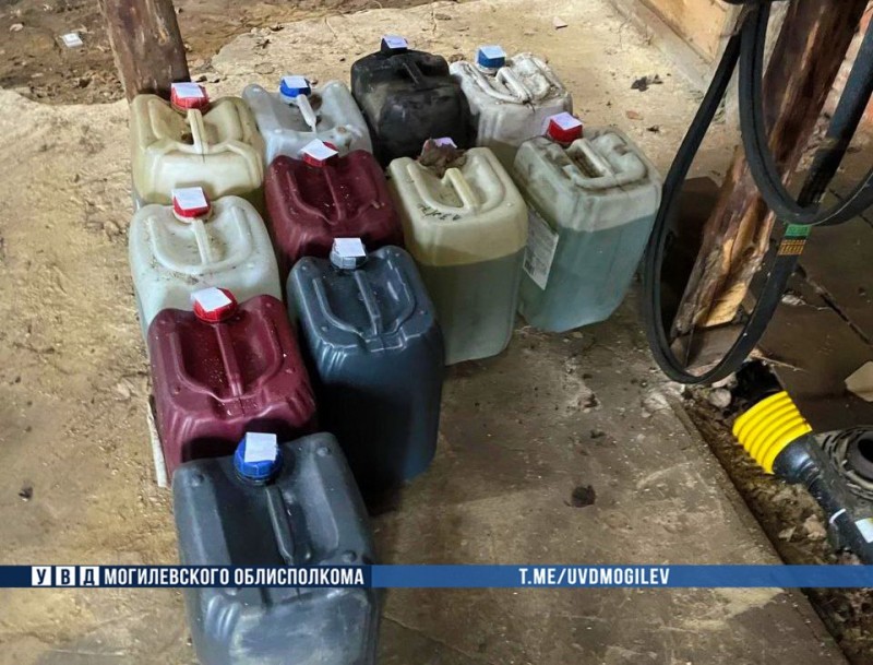 Отец вместе с сыном слил 540 литров дизтоплива Отец вместе с сыном слил 540 литров дизтоплива