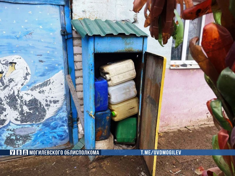 Отец вместе с сыном слил 540 литров дизтоплива Отец вместе с сыном слил 540 литров дизтоплива