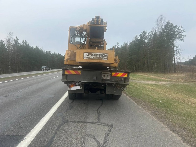 ДТП на трассе М1 в Брестской области: водитель Seat врезался в МАЗ ДТП на трассе М1 в Брестской области: водитель Seat врезался в МАЗ