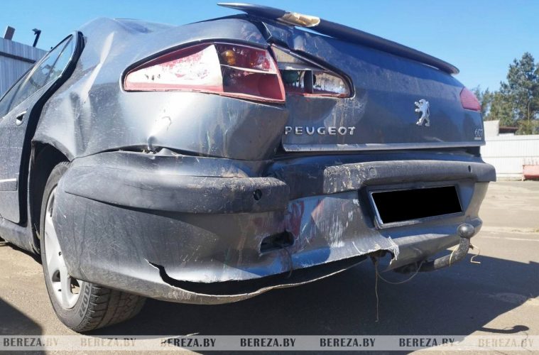 Пьяный водитель не справился с управлением и повредил забор в Белоозерске Пьяный водитель не справился с управлением и повредил забор в Белоозерске