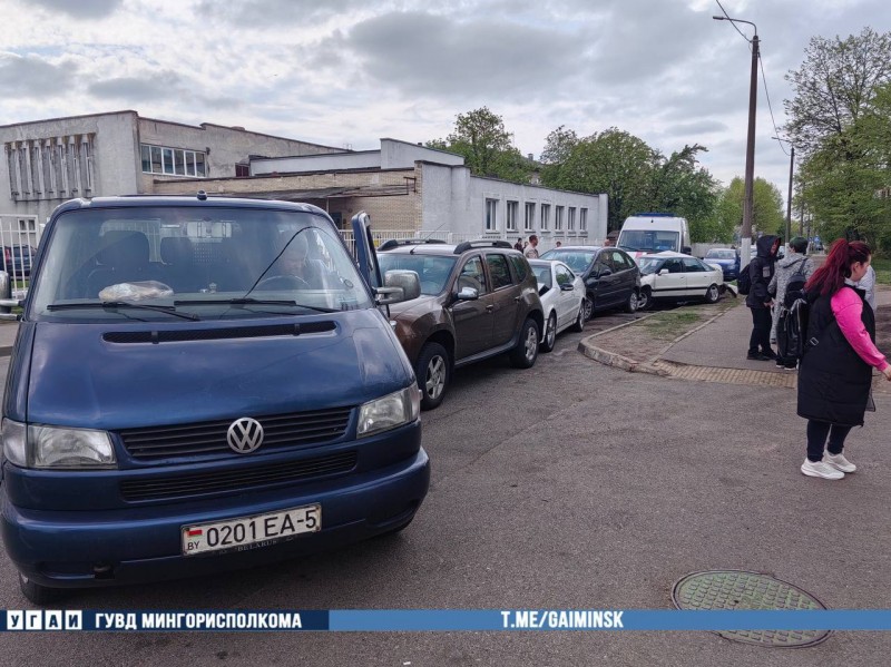 Автомобиль скорой помощи собрал «паровоз» из семи автомобилей — видео