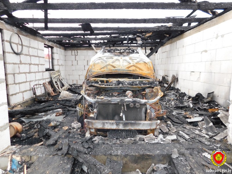 В Пружанах в гаражном «сервисе» сгорела машина заказчика В Пружанах в гаражном «сервисе» сгорела машина заказчика
