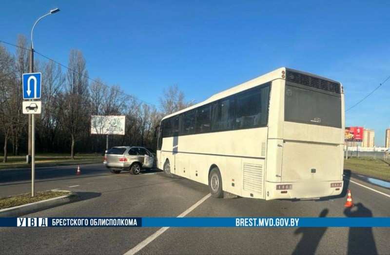 Водитель автобуса спровоцировал ДТП в Бресте – BMW выбросило на встречную полосу