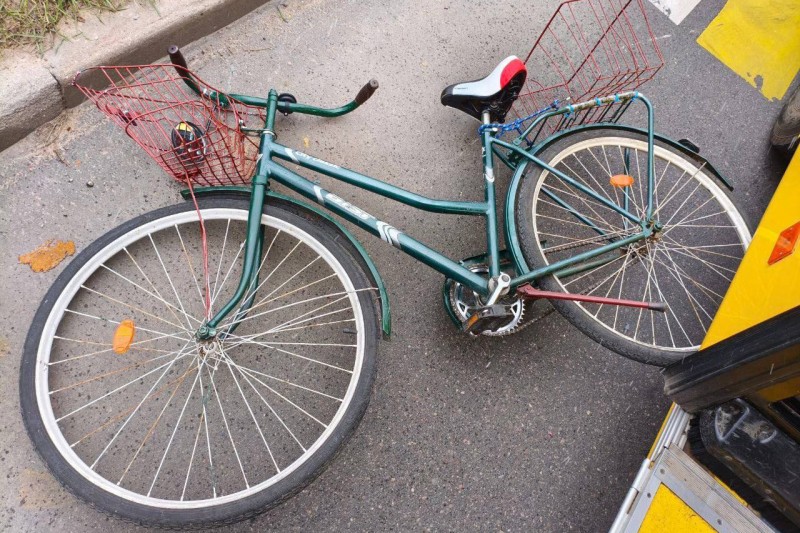 Женщина с велосипедом вышла на пешеходный переход, и ее сбил автобус — это все попало на видео Женщина с велосипедом вышла на пешеходный переход, и ее сбил автобус — это все попало на видео